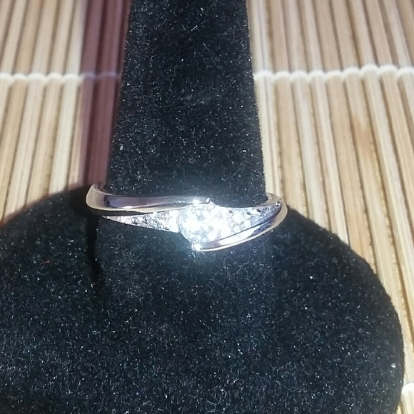 925 Sterling Silver Cubic Zirconia Ring - Picture 2 of 5